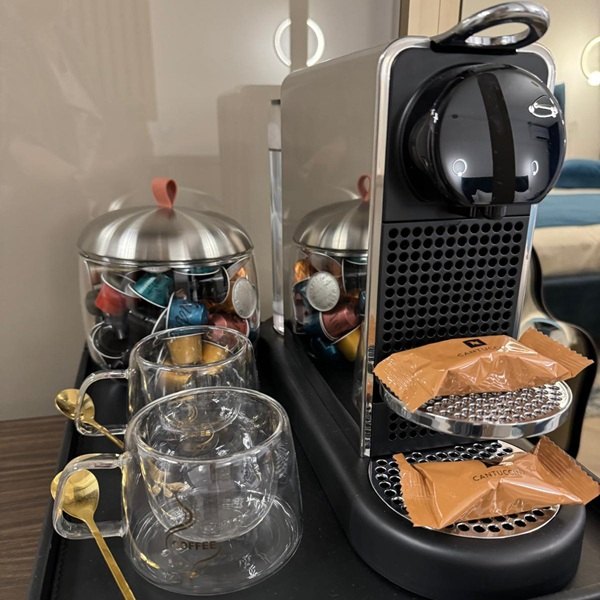 Espressor cu capsule de cafea pregătit pentru oaspeții Studio Andreea