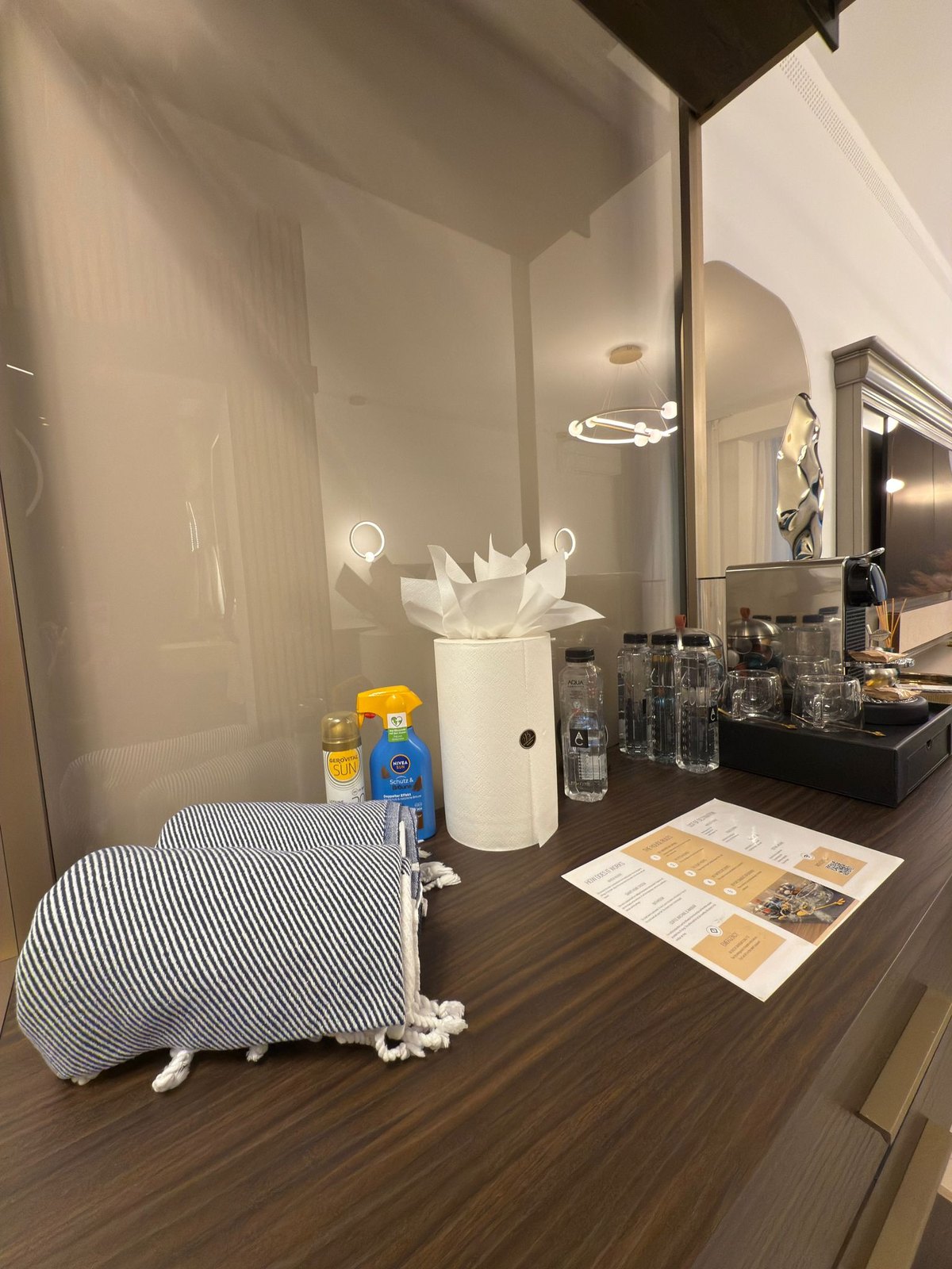 Zona de minibar cu pahare, fierbător și produse de întâmpinare