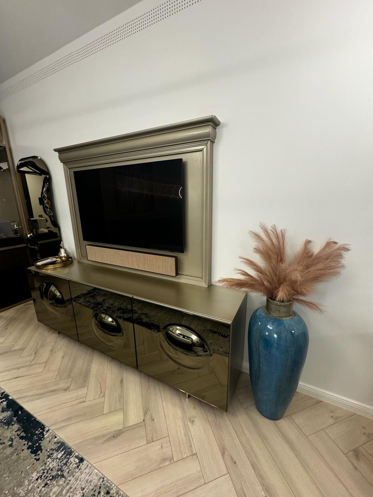 Televizor și sistem home cinema pe peretele decorativ al studioului